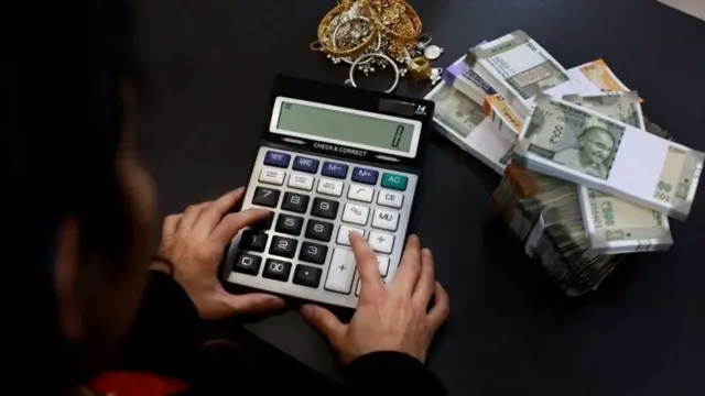 સોનામાં રોકાણ કરવા માગતા લોકો માટે ભારત સરકાર સૉવરિન ગોલ્ડ બૉન્ડ સ્કીમ ચલાવે છે