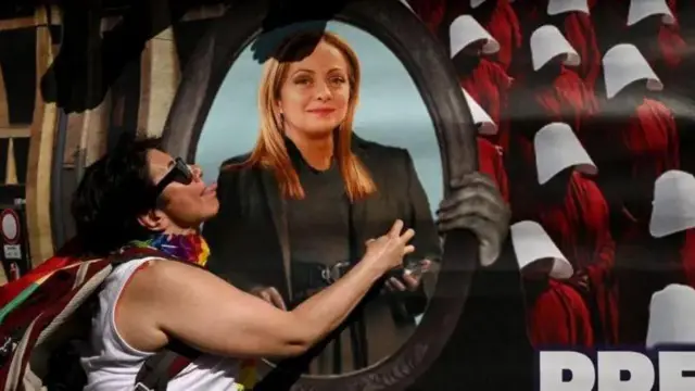 Perdana Menteri Giorgia Meloni mempertahankan sikap bermusuhan terhadap hak-hak LGBT di Italia.