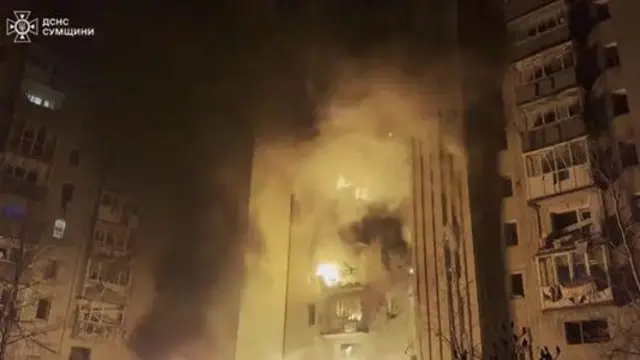 Охоплений вогнем будинок в Охтирці після нічної атаки російських дронів на Сумщині, біля кордону з Росією