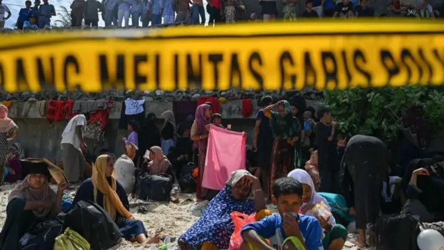 Lebih dari 200 pengungsi Rohingya direlokasi dari pantai sebuah pulau terpencil di Indonesia pada tanggal 22 November, setelah berminggu-minggu terombang-ambing di perahu kayu,