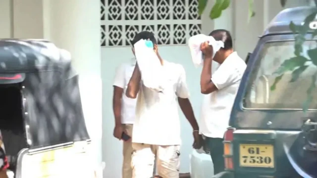 එප්පාවල හෙරොයින් සිද්ධියට අත්අඩංගුවට ගත් සැකකරුවන් අධිකරණය වෙත රැගෙන යන අයුරු