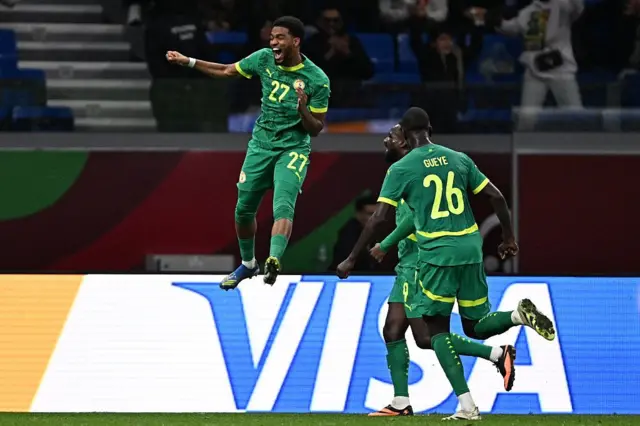 L'attaquant sénégalais Ibrahim Mbaye (n° 27) célèbre le troisième but de son équipe lors du match aller des huitièmes de finale de la Coupe d'Afrique des Nations (CAN) opposant le Sénégal au Soudan au Grand Stade de Tanger, le 3 janvier 2026.