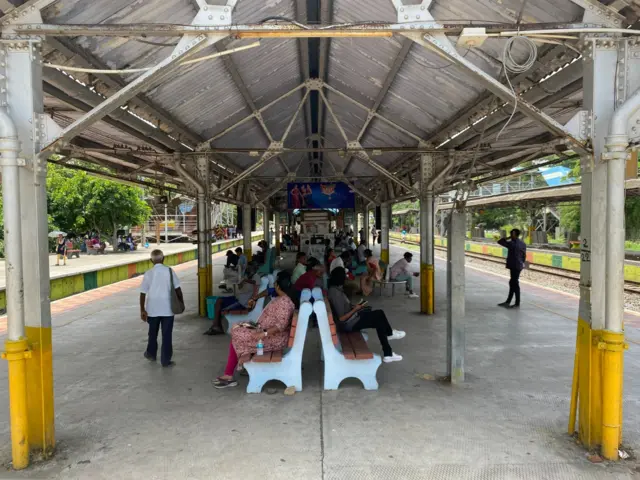 ரயில் நிலையங்களில் தொடரும் பெண்கள் மீதான தாக்குதல்; பாதுகாப்பற்ற இடமாக மாறுகின்றனவா ரயில் நிலையங்கள்?