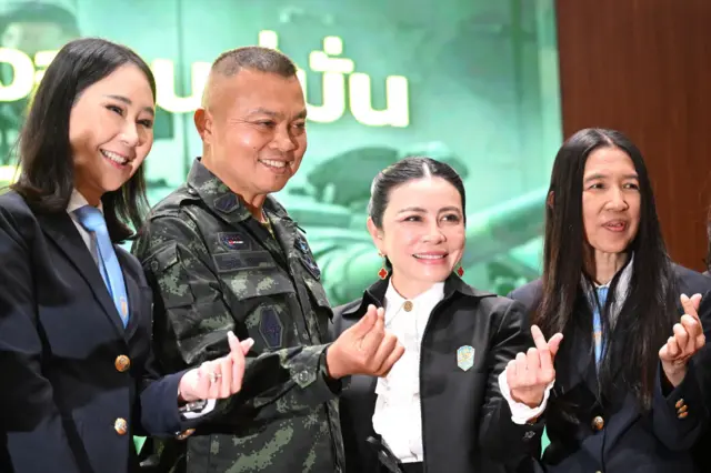 พล.ท.บุญสิน พาดกลาง ได้รับการต้อนรับอย่างสังคมไม่ว่าปรากฏตัวที่ไหน