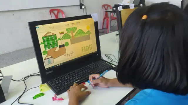 မေတ္တာရိပ်ကျောင်းက ပန်းချီပြိုင်ပွဲမှာ မြင်တွေ့ရတဲ့ ကျောင်းသူ ကလေးငယ်တစ်ဦး 