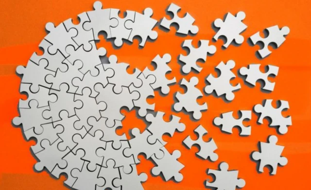 Il existe des tentatives prometteuses de quadrature du cercle dans lesquelles le problème de géométrie a été transformé en un problème de théorie des graphes, mais en utilisant des ordinateurs et non une règle et un compas