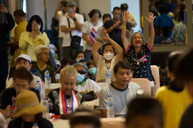 ประชาชนโห่ร้องตะโกนให้นายกฯ “ออกไป” ในระหว่างการเปิดแถลงข่าวของกลุ่ม “รวมพลังแผ่นดิน” เมื่อ 20 มิ.ย.