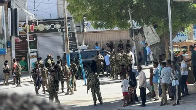ወተሃደራዊ ክዳን ዝተኸድኑ ወተሃደራት ኣብ ጐደና ተኣኪቦም ይርኣዩ