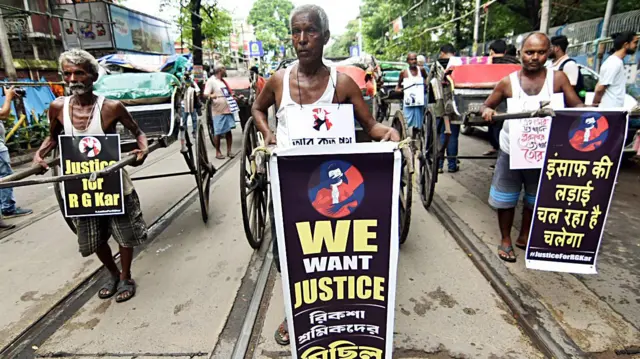 रेप हत्या की घटना का विरोध करते रिक्शेवाले