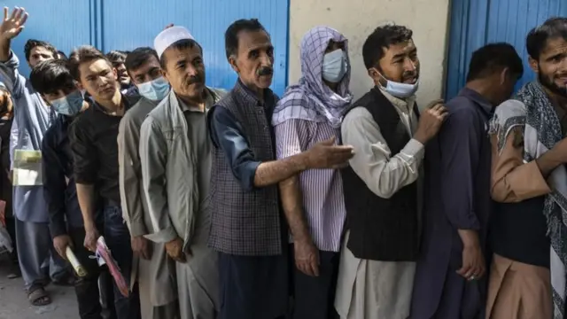 Кабулда эл документ жана нак акча алуу үчүн кезектерде турушат.