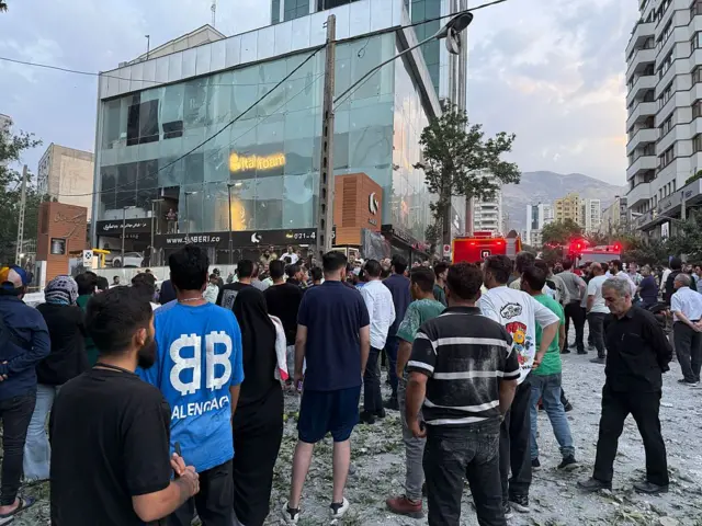 Tahran'da saldırıya uğrayan noktada toplanan insanlar.