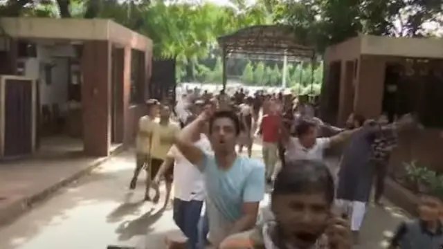 গণভবন প্রাঙ্গণে ঢুকে পড়েছেন আন্দোলনকারীরা