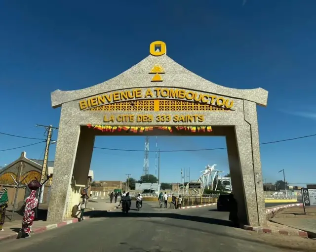 Monument à l'entrée de la ville de Tombouctou.