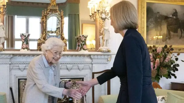 İngiltere Kraliçesi 2. Elizabeth ve İngiltere'nin yeni başbakanı Liz Truss