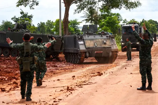 Xe bọc thép chở quân (APC) được nhìn thấy trên một con đường gần biên giới Thái Lan-Campuchia ở tỉnh Sisaket, một ngày sau khi các nhà lãnh đạo Campuchia và Thái Lan đồng ý ngừng bắn vào thứ Hai (29/7/2025( nhằm chấm dứt cuộc xung đột đẫm máu nhất của họ trong hơn một thập kỷ