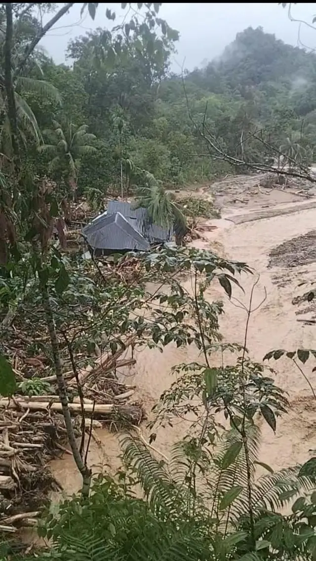 Penampakan kampung halaman Arman yang sudah disapu banjir bandang. Nampak atap gereja BNKP yang sebelumnya menjadi lokasi pengungsian pertema penduduk.