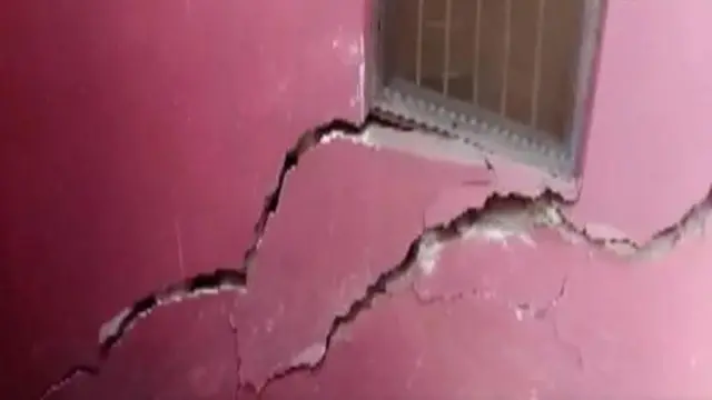 কর্ণপ্রয়াগ শহরেও অনেক বাড়িতে ফাটল দেখা দিয়েছে