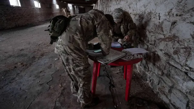 Wolontariusze z ukraińskiej grupy ratunkowej „Platforma” pracują nad identyfikacją szczątków kilku rosyjskich żołnierzy poległych w walkach na froncie