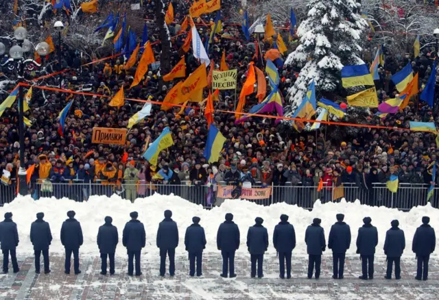 پلیس ساختمان پارلمان اوکراین در کی‌یف را در حالی محافظت می‌کند که این ساختمان در محاصره حامیان اپوزیسیون قرار گرفته است - اول دسامبر ۲۰۰۴