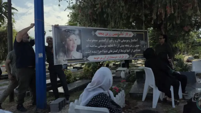 تصویری از مراسمی که عصر پنجشنبه به طور خود جوش بر سر مزار مهین زرین‌پنجه در گورستان متل قو برگزار شد