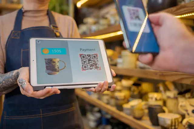 वॉलमार्टने बारकोडच्या बळावर चीनमधील उत्पादकांना अमेरिकेतील ग्राहकांशी जोडलं. 