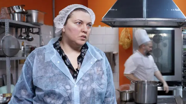 امرأة تقف في مطبخ