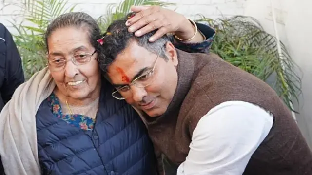 आई साहिब कौर यांच्यासोबत प्रवेश वर्मा