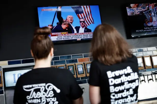 हमले के बाद डोनाल्ड ट्रंप की तस्वीरों ने सुर्खियां बटोरी हैं.