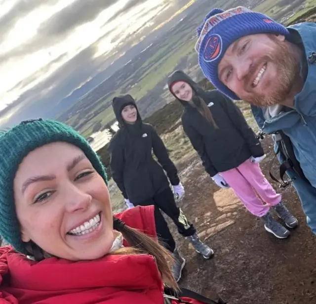 ادل د خپل مېړه او دوو لوڼو سره 