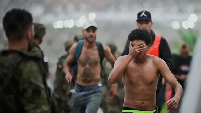 Seorang migran dari Maroko memberi isyarat saat tiba di perbatasan Spanyol, di Ceuta, Spanyol, 31 Juli 2026.