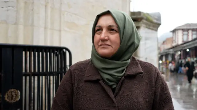 Sunay Hanım, Eyüp Sultan'da, sokakta BBC Türkçe'ye konuşuyor. 