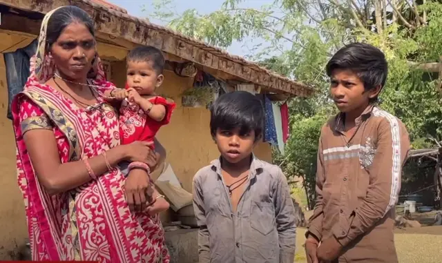 કાખમાં ધાવણું બાળક તેડેલા કાળીબેનને પુંછ્યું કે, “તમે હાલમાં શું કરો છો?” તેમણે કહ્યું, “શું કરીએ?”