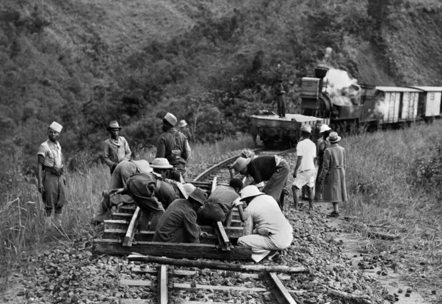 Le soulèvement qui s'est déroulé en 1947 et 1948 sur l'île de Madagascar, alors colonie française est souvent considérée comme l'un des prémices de la décolonisation en Afrique francophone. Ce soulèvement a été suivi d'une terrible répression menée par l'armée française, qui a fait plusieurs milliers de morts.