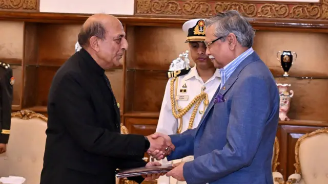 রাষ্ট্রপতি মোহাম্মদ সাহাবুদ্দিনের কাছে পরিচয়পত্র পেশ করেছিলেন দীনেশ ত্রিবেদী।