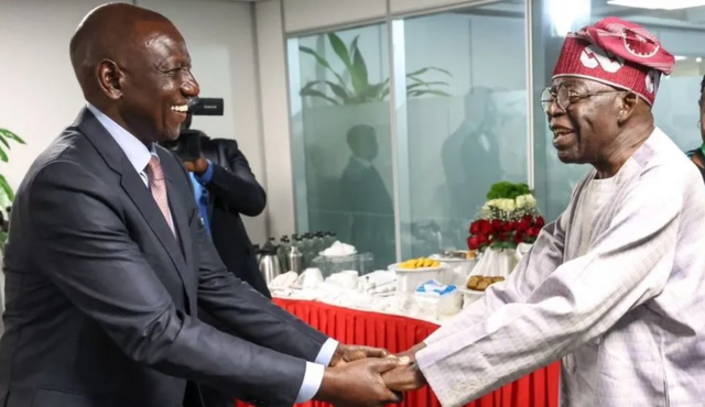 Le président kenyan William Ruto (à gauche) et le président nigérian Bola Tinubu (à droite) ont été critiqués pour le nombre de voyages qu'ils ont effectués