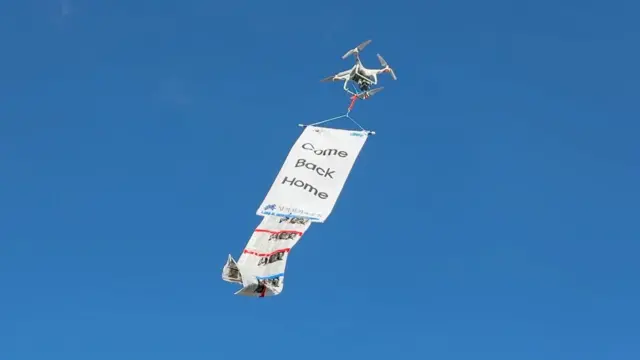 납북자피해가족연합회가 상공에 현수막을 연결해 띄운 드론