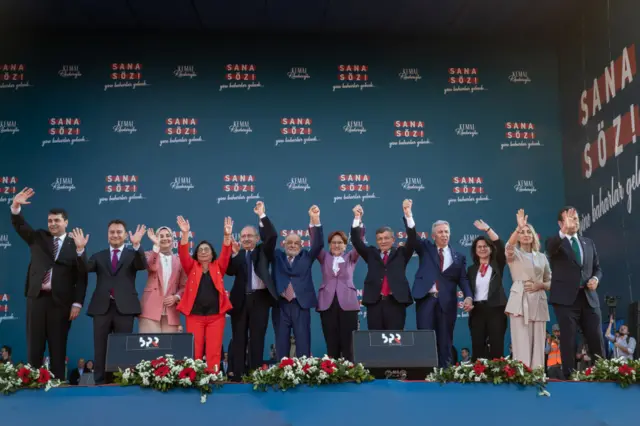 Gelecek Partisi Genel Başkanı Ahmet Davutoğlu, “Sinan Ateş'in katillerini bulacağız. Adalet için mücadeleye hazır mısınız? Adil ekonomik düzen için söz veriyoruz. Siyaseten de zenginleşme dönemi sona erecek” sözleriyle meydana seslendi. Kılıçdaroğlu’ndan önce bir konuşma yapan İYİ Parti Genel Başkanı Meral Akşener, " Hangi partiye oy verirseniz verin her aileden bir oy istiyorum, tüm kadınlar için istiyorum. Sizlere ihtiyacımız var, birlikte başaracağız. 13. cumhurbaşkanı Sayın Kılıçdaroğlu olacak” diyerek bütün liderler arasında en fazla hakaretin kendisine edildiğine dikkati çekti. Bir önceki gün yine aynı meydanda bu sefer Cumhurbaşkanı Recep Tayyip Erdoğan bir miting düzenlemişti.