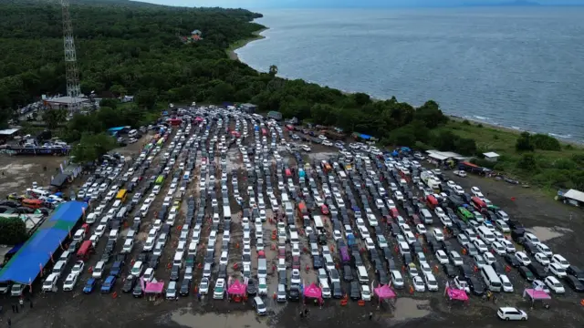 Kepadatan terjadi menjelang penutupan sementara aktivitas penyeberangan Pelabuhan Gilimanuk-Ketapang pada 19 Maret 2026 pukul 05.00 WITA dalam rangka perayaan Hari Raya Nyepi Umat Hindu di Bali yang bertepatan dengan puncak arus mudik Idul Fitri 2026. 