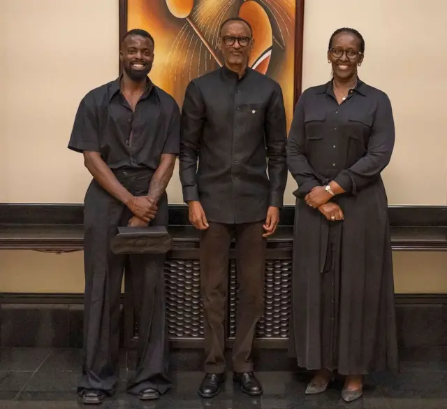 Moses Turahirwa ni umwe mu banyamideli bakomeye, aha yari kumwe na Perezida Paul Kagame na Mme Jeannette Kagame mu gikorwa cya Kwita Izina Gala Night mu 2022