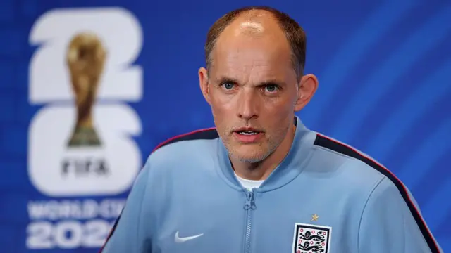 Thomas Tuchel basın toplantısında konuşurken