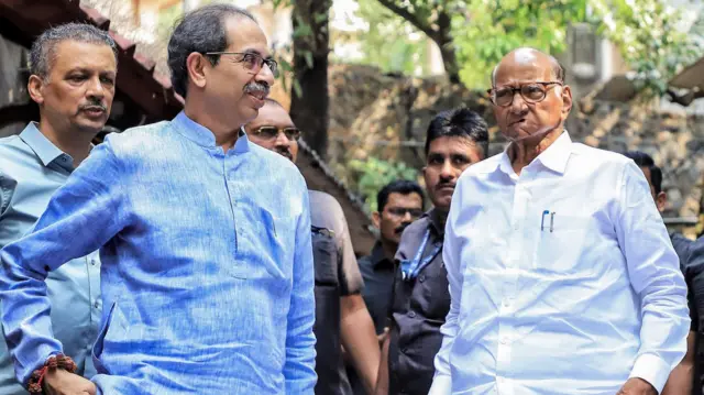 उद्धव ठाकरे के साथ शरद पवार.