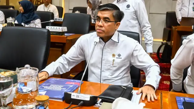 Menteri Ketenagakerjaan Yassierli bersiap mengikuti rapat kerja dengan Komisi IX DPR di Kompleks Parlemen, Senayan, Jakarta, Selasa (4/2/2025). 