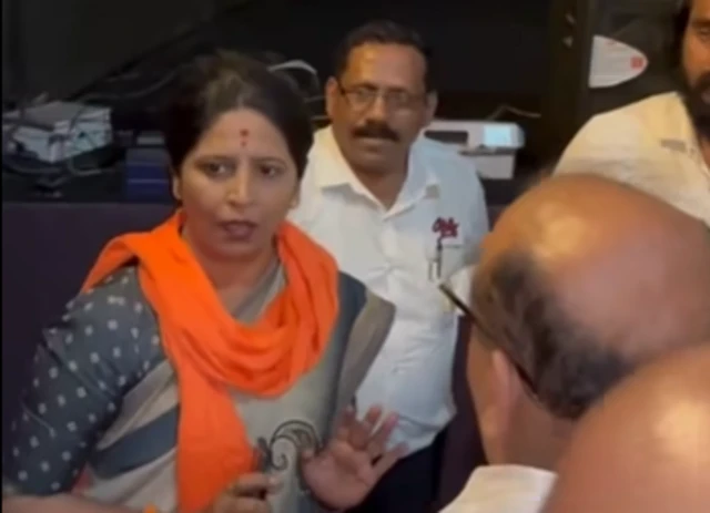 आता उज्वला गौड यांच्याविरोधात रविवारी (12 ऑक्टोबर) सरकारी कामात अडथळा आणणं तसेच गोंधळ घालणं या प्रकरणी अलंकार पोलीस ठाण्यात गुन्हा दाखल करण्यात आला आहे.