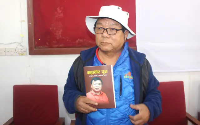 प्रतिनिधिसभा सदस्य निर्वाचनका लागि म्याग्दीबाट स्वतन्त्र उम्मेदवारी दिएका भूतपूर्व शिक्षा, विज्ञान तथा प्रविधिमन्त्री महावीर पुन बेनीमा आफ्नो आत्मकथाको पुस्तक बिक्री र चुनाव प्रचारप्रसार गर्दै 