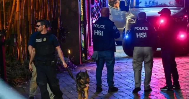 Combs'un Miami'deki evi de geçen yıl seks trafiği soruşturmasının parçası olarak basıldı. Evin dışında polisler var.