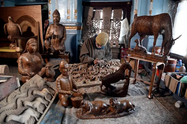 काश्मिरी हस्तशिल्पकलेलाही GI टॅग प्राप्त आहे.