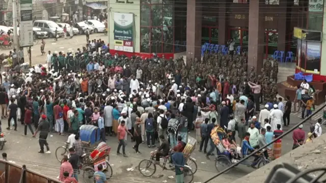 প্রথম আলো ও ডেইলি স্টার কার্যালয়ের নিরাপত্তা জোরদার করা হয়েছে