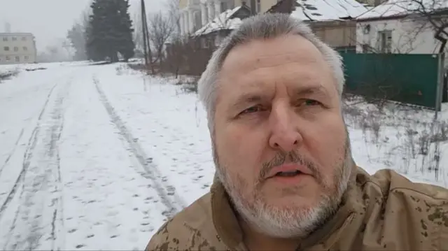 Комбат ЗСУ Роман Ковальов, без шапки, на засніженій вулиці