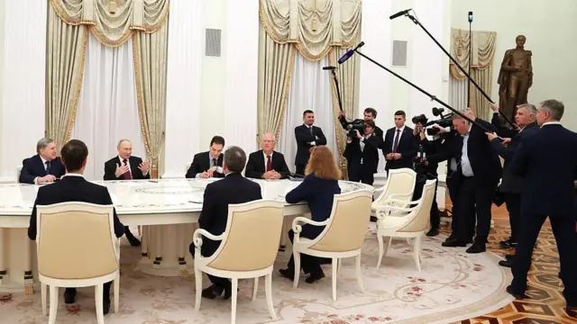 Участники переговоров за большим столом в зале в Кремле, справа - представители прессы с камерами и микрофонами