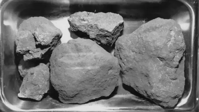 Sampuli za mwezi zilizoletwa Duniani na misheni za Apollo bado zinachunguzwa.